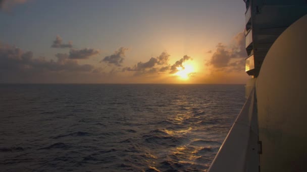 Levendige Zonsondergang Vanaf Een Cruiseschip Zee Zeilen Kalme Idyllische Oceaan — Stockvideo