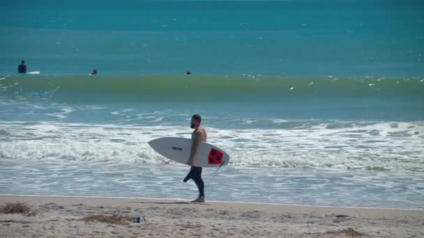威尔明顿Nc冲浪者步行赖特斯维尔海滩在阳光明媚的暑假日在北卡罗来纳州 — 图库视频影像