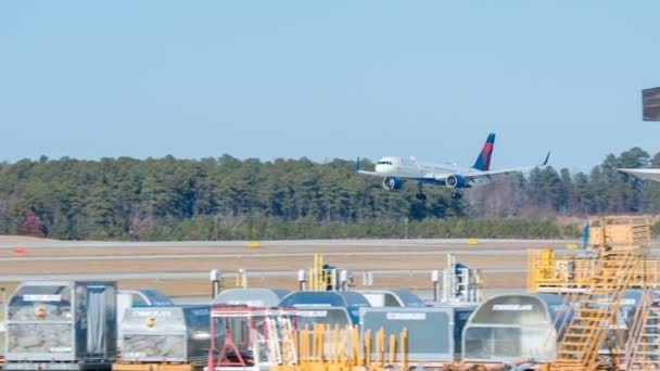 达美航空公司波音757喷气式客机在北卡罗来纳州罗利 达勒姆国际机场路降落时 飞机降落时轮胎冒烟 飞机降落在跑道上 — 图库视频影像