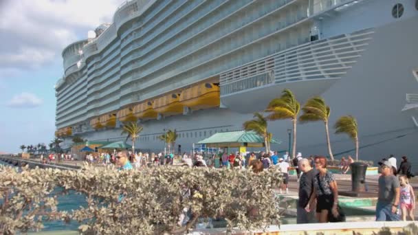 拿骚巴哈马抵达游轮乘客在码头后得到一个大的皇家加勒比船只在后台 — 图库视频影像