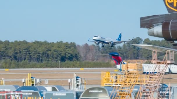 Jet Blue Embraer 190 Airliner Aterragem Aeroporto Internacional Raleigh Durham — Vídeo de Stock