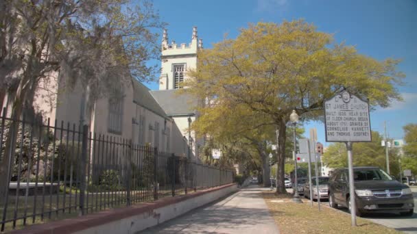 威尔明顿 历史圣詹姆斯教堂建筑外部市场街与通过观光推车在阳光明媚的日子在北卡罗来纳州 — 图库视频影像