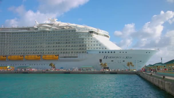 Nassau Bahamas Harmoni Haven Kryssningsfartyg Dockad Hamnen Den Populära Destination — Stockvideo