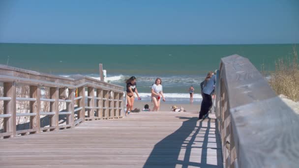 Carolina Beach Boardwalk Para Areia Com Pessoas Desfrutando Clima Férias — Vídeo de Stock