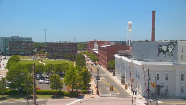 Durham Stadtbild Über Dem Amerikanischen Tabakcampus Mit Der Alten Beschilderung — Stockvideo