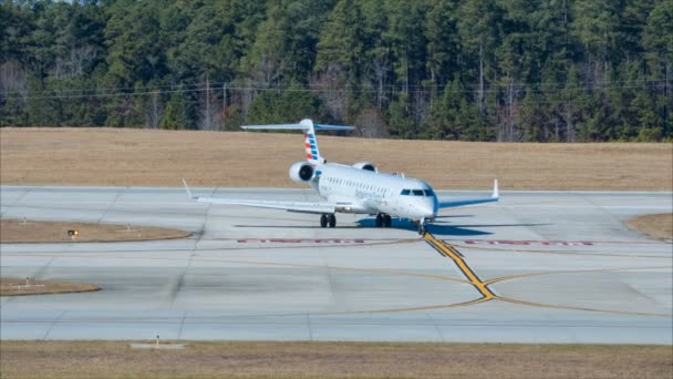 ノースカロライナ州の晴れた日にローリー ダーラム国際空港でアメリカンイーグルCrj700ジェット旅客機タキシング — ストック動画