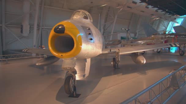 ワシントンDc北米F 86Aセイバー戦闘機がスミソニアン国立航空宇宙博物館ウドヴァル ヘイジーセンター別館に展示 — ストック動画