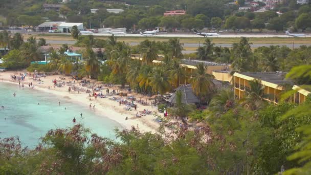 Thomas Virgin Islands Tropical Resort Lindbergh Bay Con Turistas Disfrutando — Vídeos de Stock