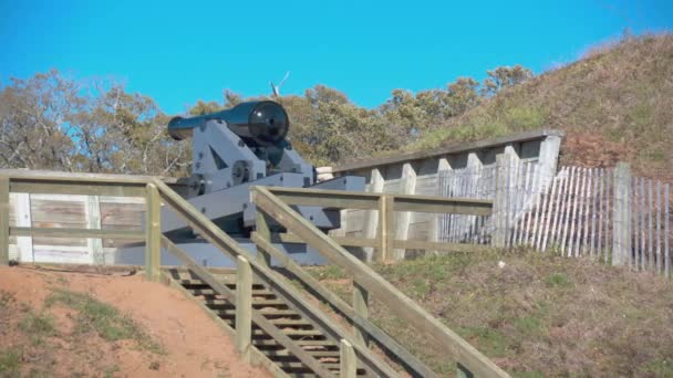 ノースカロライナ州東海岸の州史跡の戦場の丘のフォートフィッシャーNc歴史的南北戦争大砲 — ストック動画