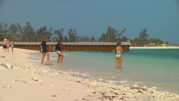 Nassau Bahamas Pretty Girls Junkanoo Beach Exploring Tropical Water Hot — Stock Video