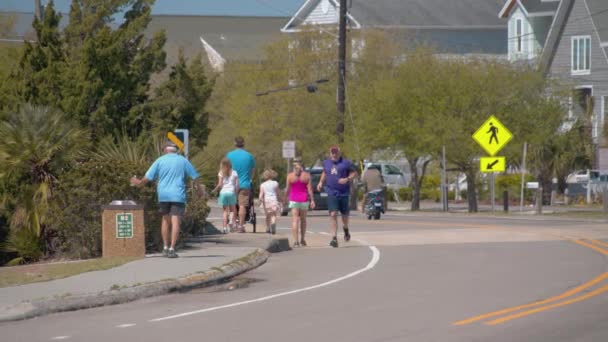 Wilmington Touristen Fuß Entlang Und Üben Auf Straße Mit Vorbeifahrendem — Stockvideo