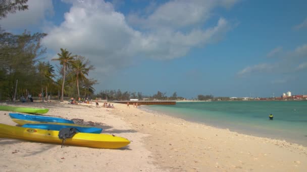 Tropischer Junkanoo Beach Nassau Bahamas Mit Kajaks Und Urlaubern Einer — Stockvideo