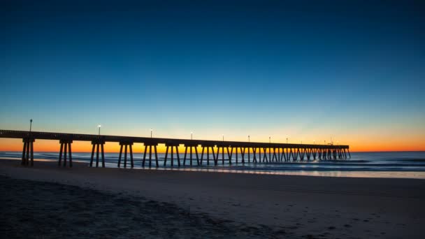 Wrightsville Beach Svítání Přes Johnnie Mercer Pier Pulzujícím Barevným Světlem — Stock video