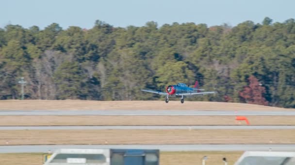 Texan Harvard Single Engined Advanced Trainer Aircraft Landing Raleigh Durham — Stok Video