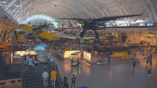 ワシントンDcビジター国立航空宇宙博物館ウドヴァル ヘイジーセンターワイドインテリアは 航空機のディスプレイとボーイング航空格納庫の人々を訪問します — ストック動画