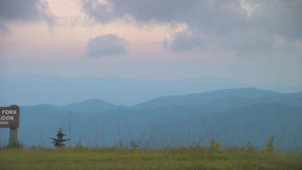 鮮やかな色で朝のアパラチア山の層の広い風景を見渡すブルーリッジパークウェイのグラッシーキャニーフォークオーバールック — ストック動画