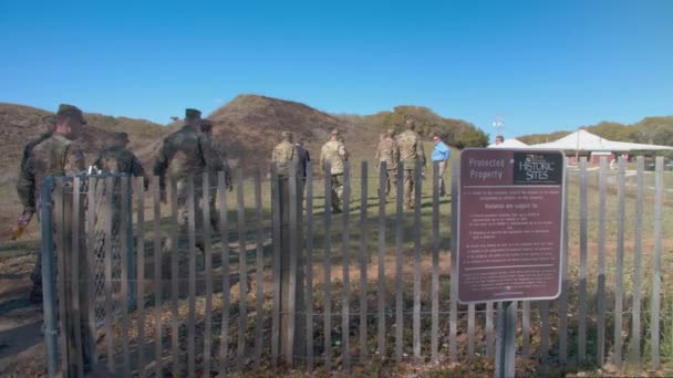 クレビーチ近くの晴れた日に歴史的戦場で陸軍要員が訪れたフォートフィッシャーNc州史跡 — ストック動画
