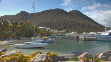 Philipsburg St. Maarten Island Marina Popüler Hollanda Egzotik Hedef bir Dağ Arka Plan ile Tropikal Karayipler Ayarı Tekneler ile