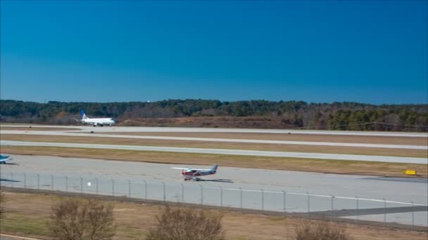 United Express Embraer Erj 170 Jet Airliner Odsunem Raleigh Durham — Stock video