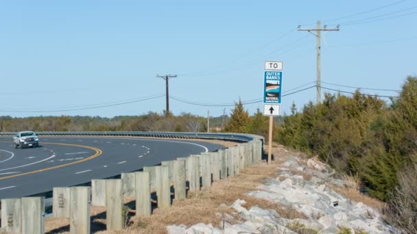Para Outer Banks National Scenic Byway Firme Autopista Con Tráfico — Vídeos de Stock