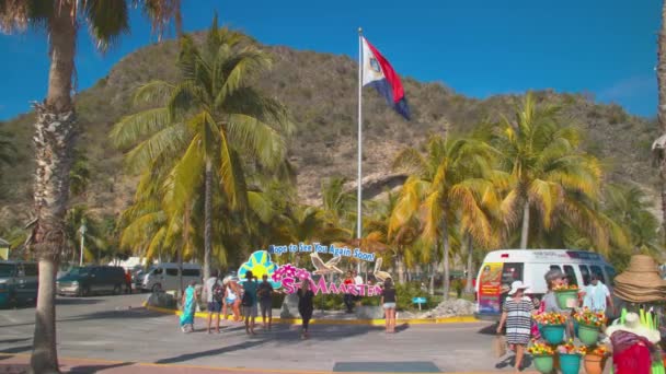 Philipsburg Maarten Turyści Zobaczenia Ponownie Wkrótce Signage Tropikalnym Otoczeniu Ludźmi — Wideo stockowe