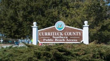 Currituck County Güney Halk Plajı Erişim İşareti Carolla Nc Bir Güneşli Günü Kuzey Carolina Dış Bankalar üzerinde Trafik Geçen ile