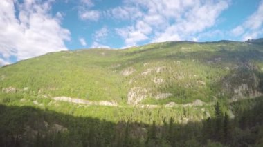 Skagway Alaska ve Whitehorse Yukon Kanada arasında White Pass Dağları Sunny Day Hareketli Tren görüldü