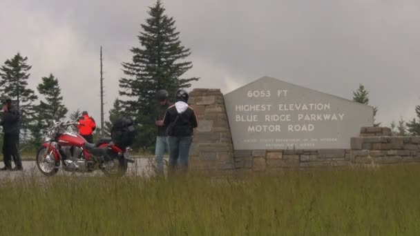 西ノースカロライナ州のアッシュビルとウェインズビルの間のブルーリッジパークウェイの最高標高でオートバイを持つ観光客 — ストック動画