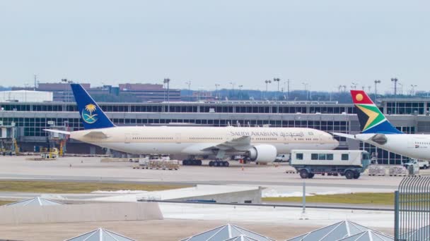 Компания Saudi Arabian Airlines Boeing 777 Commercial Jet Airliner Припаркована — стоковое видео