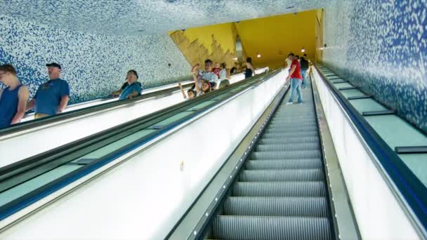 Naples Italie Toledo Métro Art Avec Des Touristes Admirant Affichage — Video