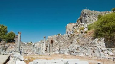 Güneşli Bir Günde Selçuk Türkiye yakınlarındaki bir Türk Yamaç Üzerinde Efes Antik Kalıntıları Tarihi Roma Kenti Kalıntıları