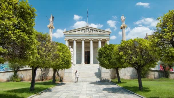 アテネギリシャアカデミーは 晴れた日に出て行く男とランドマーク1800年代の新古典主義の建物で科学 人文科学 芸術のための国立を収容します — ストック動画