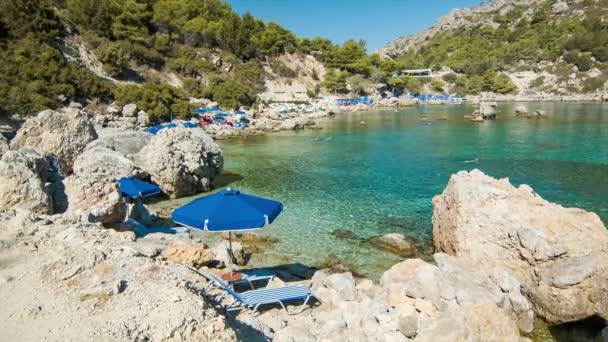 Anthony Quinn Bay Parasol Stoel Rhodos Griekenland Met Mensen Zwemmen — Stockvideo