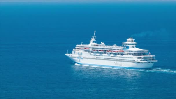 Celestyal Olympia výletní loď blízká na moři plavba přes hladkou modrou Středozemní moře za slunečného dne za dokonalých povětrnostních podmínek