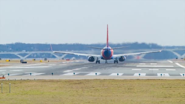 Riprese Moderno Aereo Che Atterra Aeroporto — Video Stock