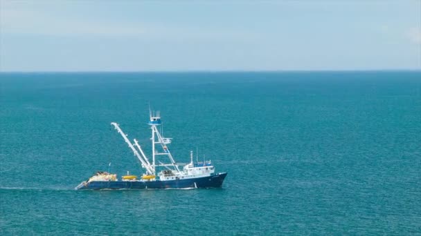 Riprese Una Piccola Nave Pesca Nell Oceano — Video Stock