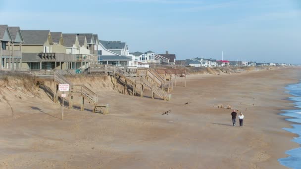 Para Walking Wzdłuż Zewnętrznych Banków Beachfront Beachfront Homes Blue Atlantic — Wideo stockowe