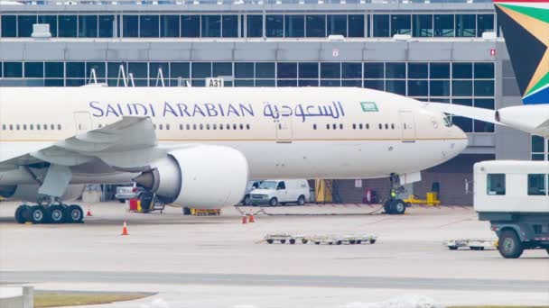 Metraje Del Avión Moderno Esperando Vuelo Aeropuerto — Vídeo de stock