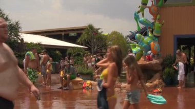 Yaz aylarında Seaworld Orlando's Aquatica Su Parkı Yürüyüş Tanınmayan Ziyaretçiler.
