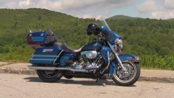 Kék Piros Motorkerékpár Parkolt Temetőben Fields Panoráma Blue Ridge Parkway — Stock videók