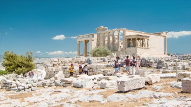 화창한 기념물을 탐험하는 관광객과 아테네 그리스의 아크로폴리스에 에레히테온 — 비디오