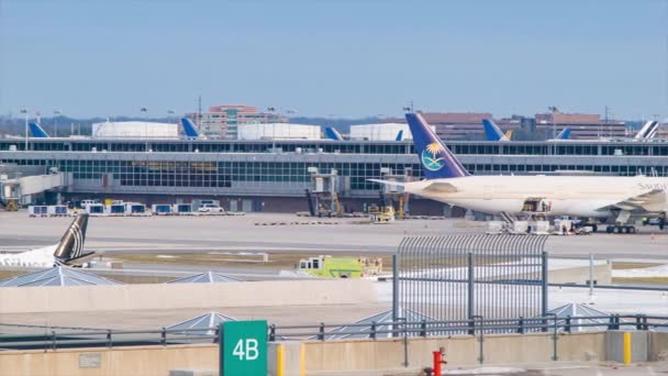 Imágenes Aviones Modernos Esperando Vuelo Aeropuerto — Vídeos de Stock