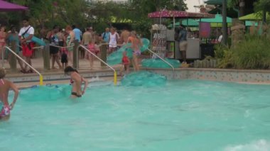 su parkında zaman geçiren insanların görüntüleri