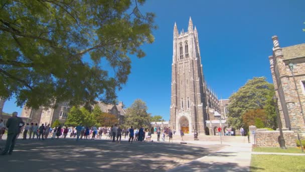 Durham Duke University Capela Durante Formatura Com Pessoas Frente Edifício — Vídeo de Stock