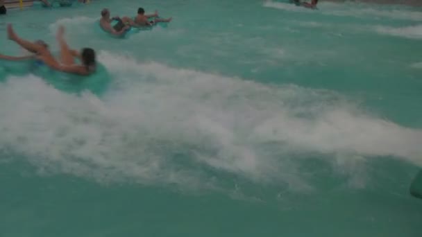 Filmaufnahmen Von Menschen Die Zeit Wasserpark Verbringen — Stockvideo