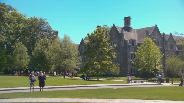 Durham Duke University Afstudeer Dag Met Studenten Mensen Die Campus — Stockvideo