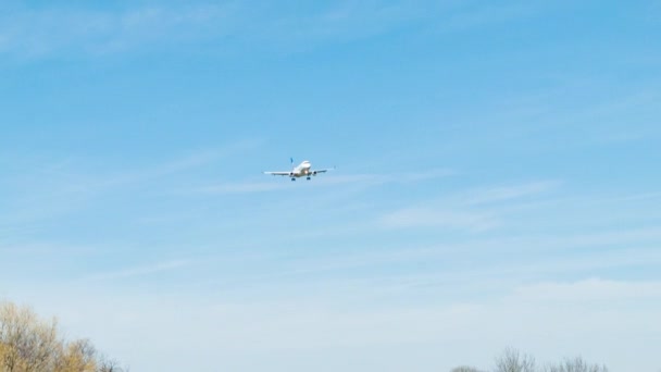 Bilder Moderna Flygplan Lyfta Från Flygplatsen Över Parken — Stockvideo