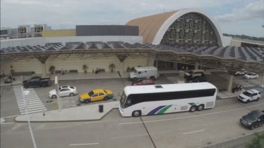 Araç Trafiği ile New Orleans Louis Armstrong Uluslararası Havaalanı Ana Terminal Binası Dış