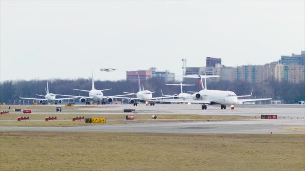 空港で列に並ぶ現代の飛行機の映像 — ストック動画