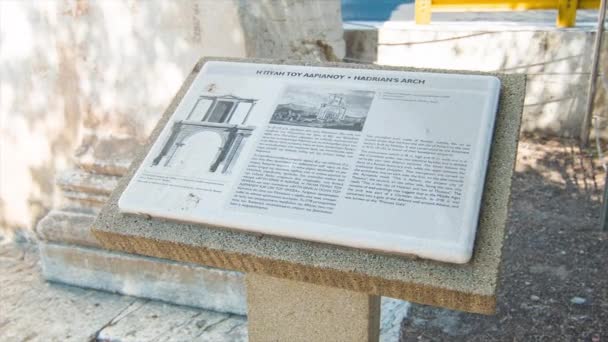 Ateny Grecja Hadrian Arch Informacji Signage Edukowanie Turystów Starożytnej Grecji — Wideo stockowe